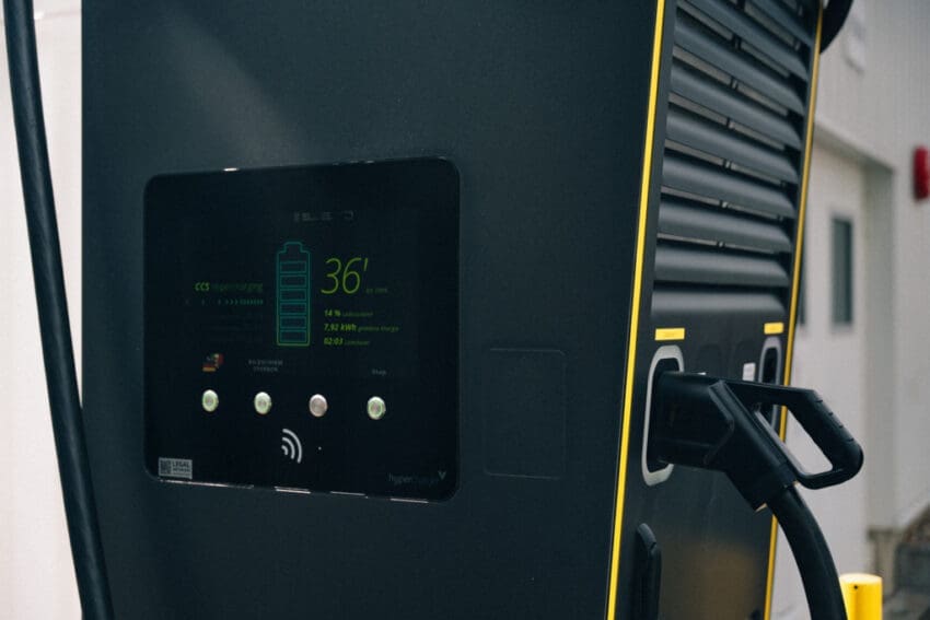 Lotus Emeya ultra-rapid 400kW charging