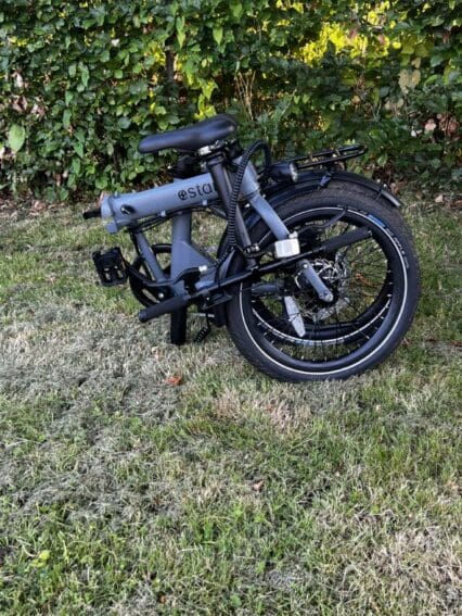 The folding mechanism is straightforward, with easy-to-use latches and foldable pedals
