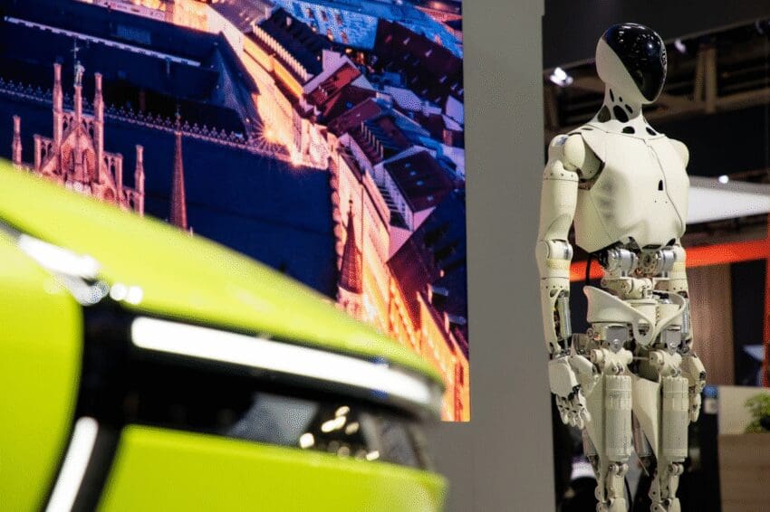 Xpeng-P7+-Iron-AI-robot