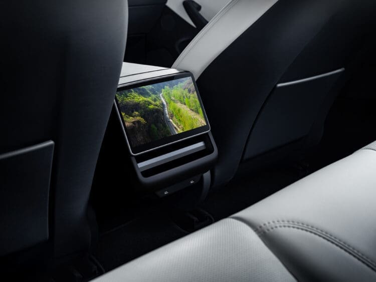 Tesla-Model-3-rear-screen