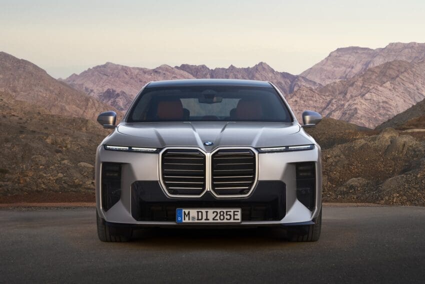 New ‘monolithic’ BMW i7 gets refreshed design and up to 452 miles of range