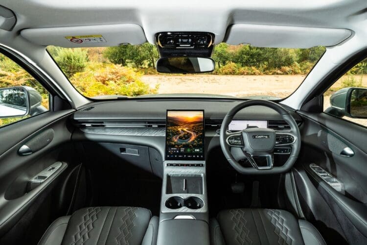 Lepas L6 interior