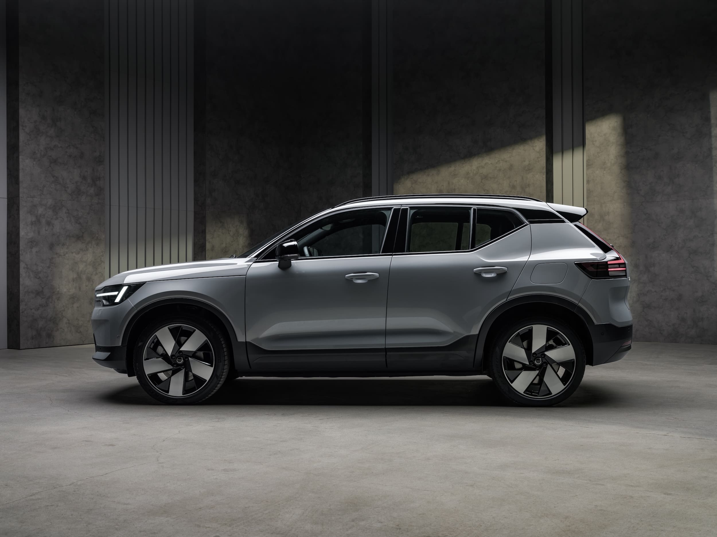 New-Volvo-EX40-profile