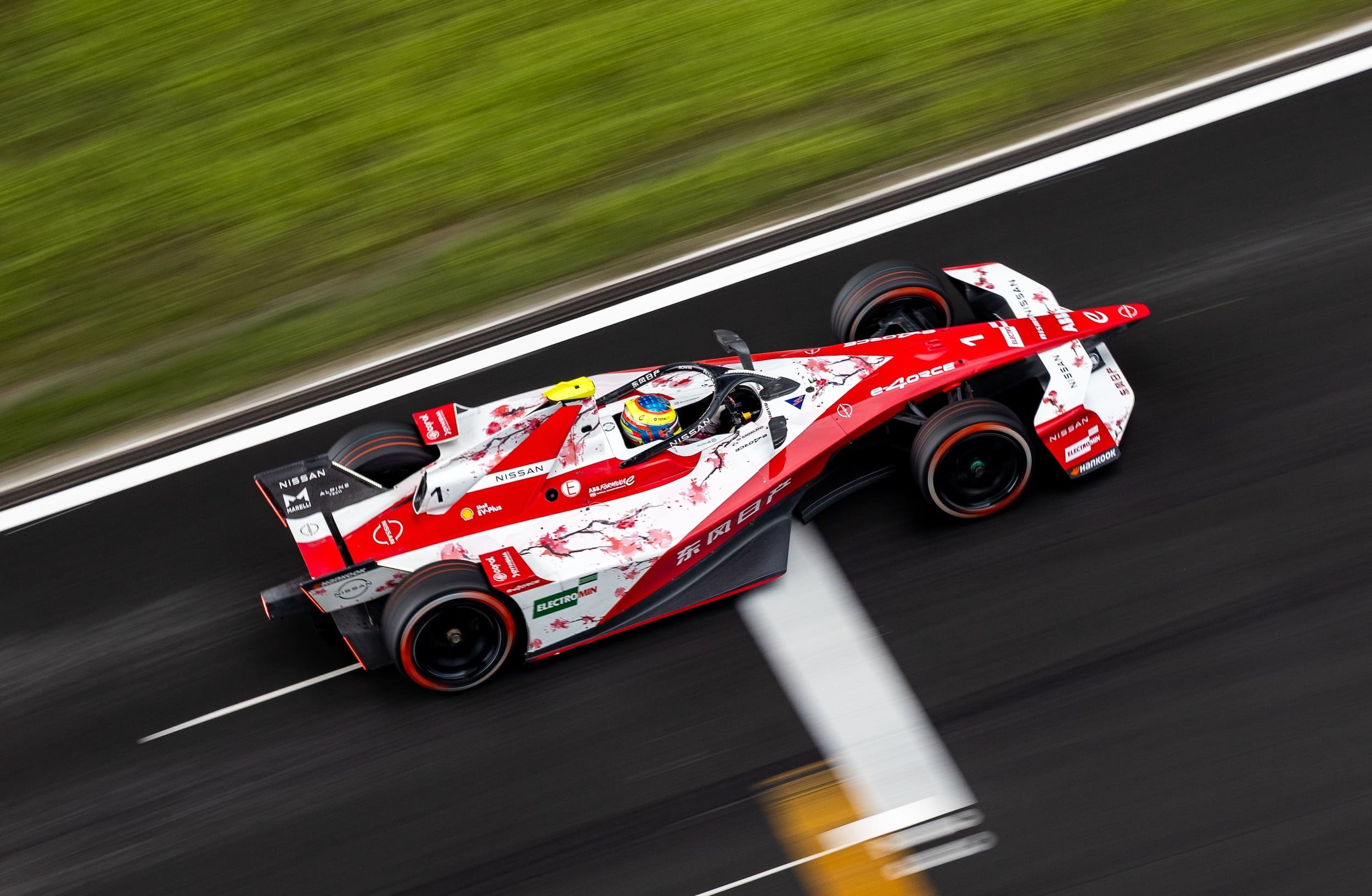 Nissan-EVs-are-driven-by-Formula-E-on-track-performance