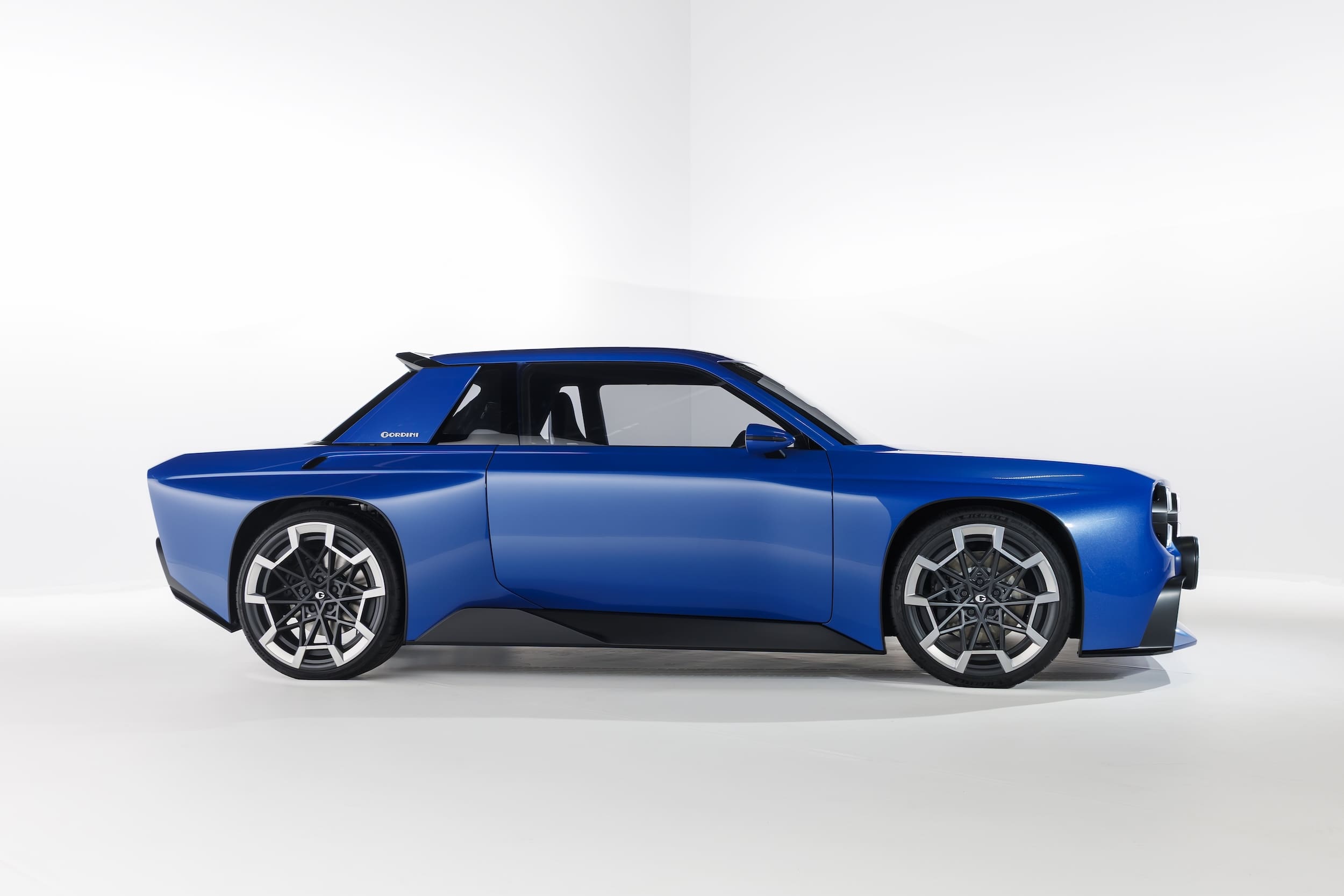 Renault-8-Gordini-Concept-Restomod-profile